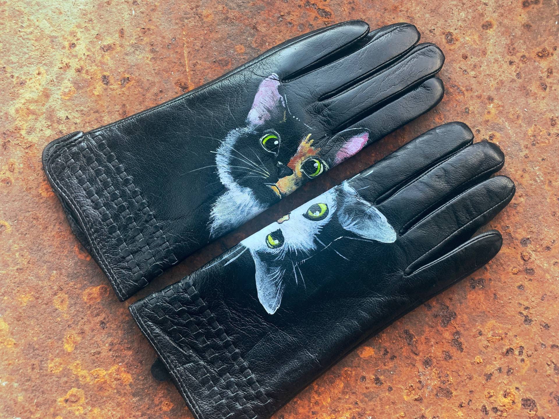 Katzenhandschuhe Damen Schwarze Leder Armstulpen Handbemalt von InGAartWork