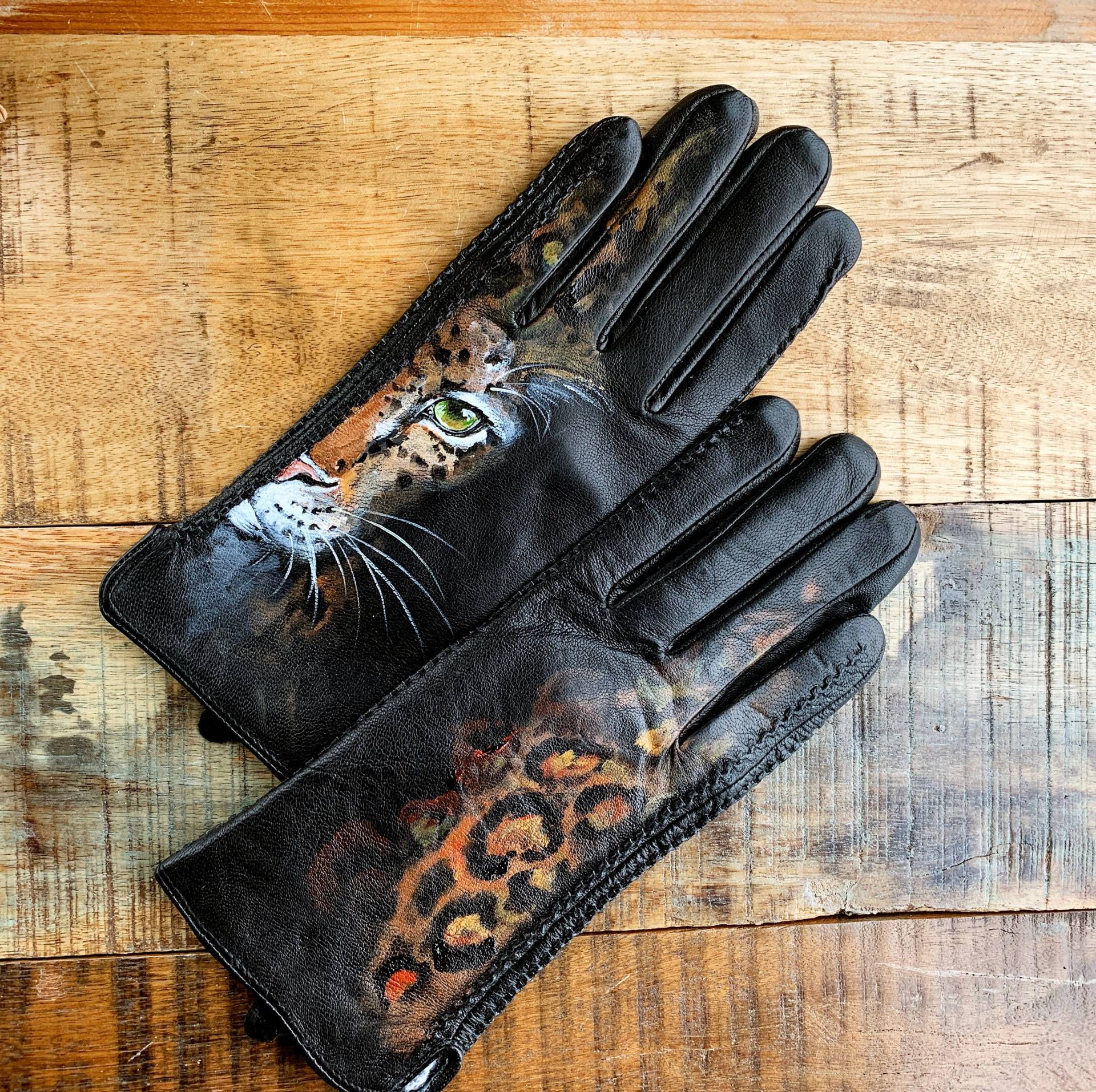Schwarze Lederhandschuhe Damen Leopard Art Armstulpen Handbemalt von InGAartWork
