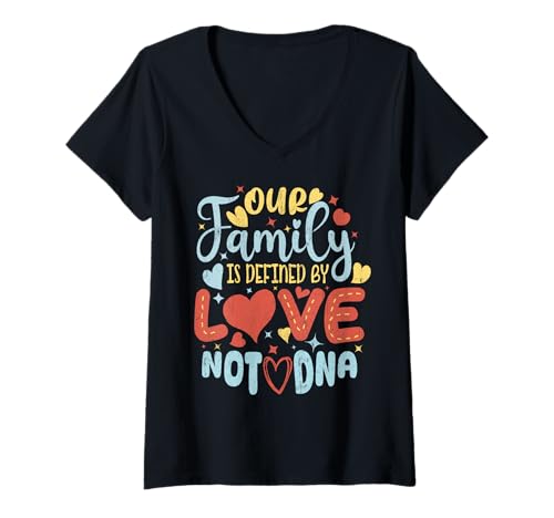 Damen Adoptionstag Familie definiert Sich durch Liebe, Nicht durch T-Shirt mit V-Ausschnitt Damen Adoptionstag Familie definiert Sich durch Liebe, Nicht durch T-Shirt mit V-Ausschnitt von InGENIUS Adoption Day Shirts & Geschenke
