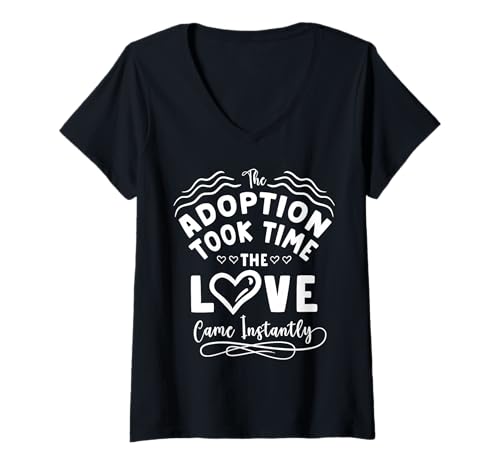 Damen Adoptionstag brauchte Zeit Liebe kam sofort Pflegemutter T-Shirt mit V-Ausschnitt Damen Adoptionstag brauchte Zeit Liebe kam sofort Pflegemutter T-Shirt mit V-Ausschnitt von InGENIUS Adoption Day Shirts & Geschenke
