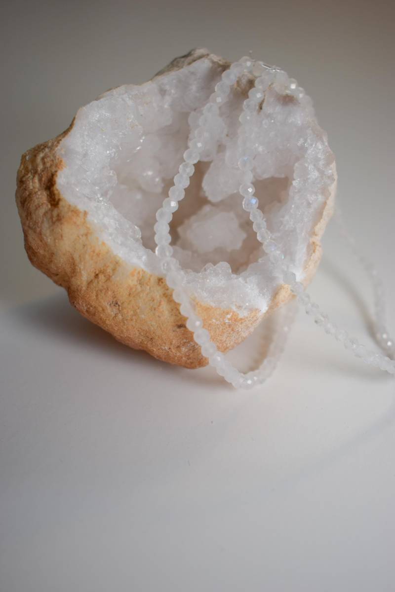 Regenbogen Mondstein - Ein Sanfter Begleiter Voller Licht von InLiebeFeli