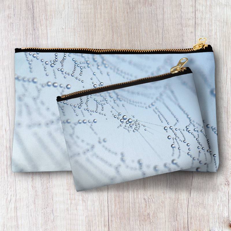 Blaue Spinnweb Enderreißverschluss Beutel, Tau Tropfen Auf Einem Spiderweb Make-Up Abend Kosmetiktasche, Zubehör Clutch, Personalisierte von InLightImagery