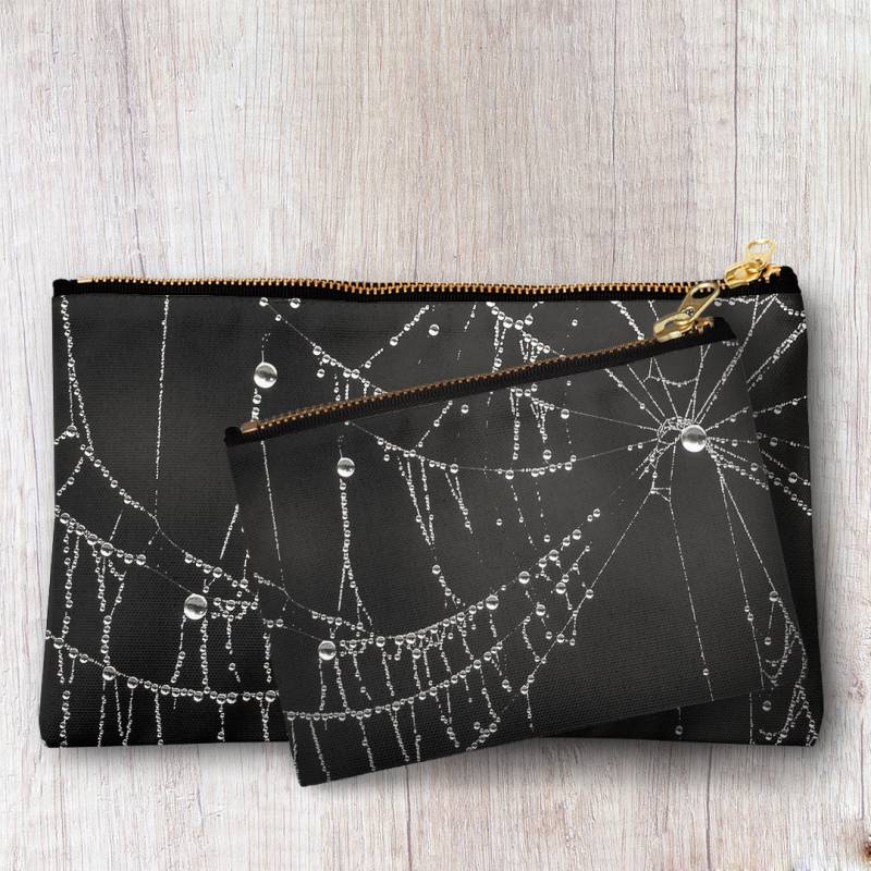Gothic Schwarz Spinne Web Reißverschluss Beutel, Fine Art Makro Spinnweb Foto Make-Up Abendtasche, Natur Zubehör Clutch Tablet Beutel von InLightImagery