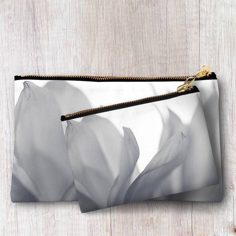 Graue Blume Reißverschluss Beutel, Floral Abendtasche, Kosmetiktasche, Zubehör Kupplung, Natur Foto Personalisierte Brautjungfer Beste Freund von InLightImagery
