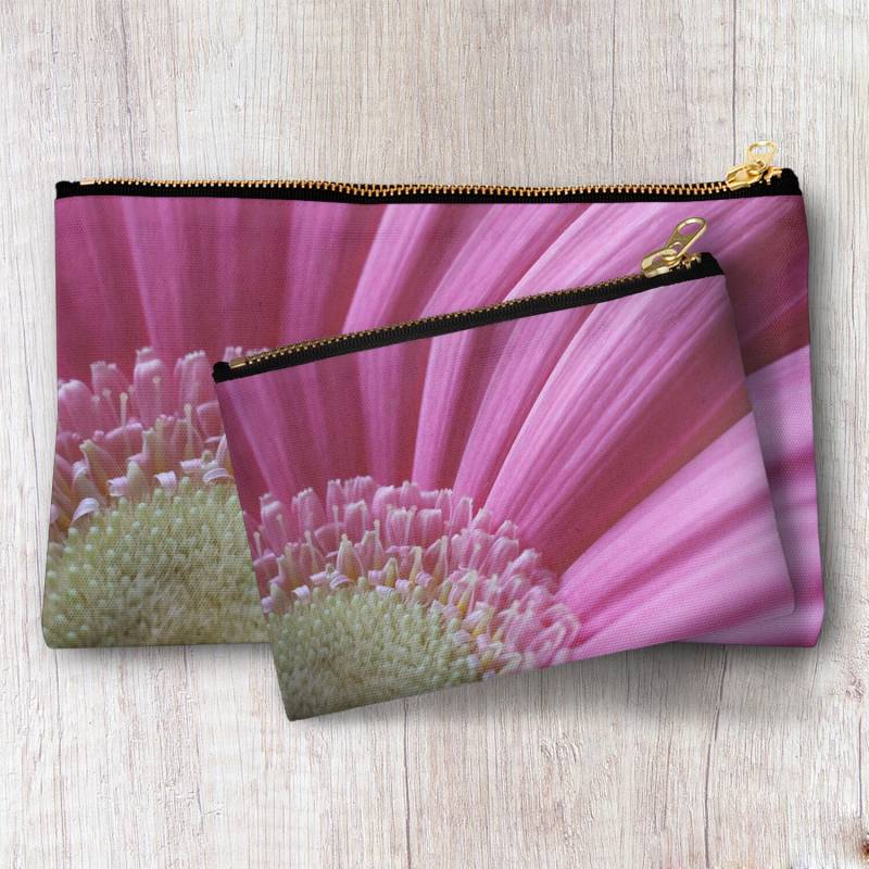 Rosa Gänseblümchen Blume Reißverschluss Beutel, Floral Abendtasche, Kosmetiktasche, Zubehör Clutch, Daisy Personalisierte Brautjungfer Beste von InLightImagery