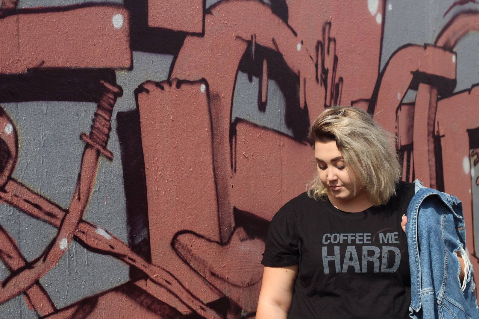 Schwarz Plus Größe Shirt " Kaffee Mich Schwer Schwarz Plus Größe Shirt " Kaffee Mich Schwer von InMyDreamsDesign