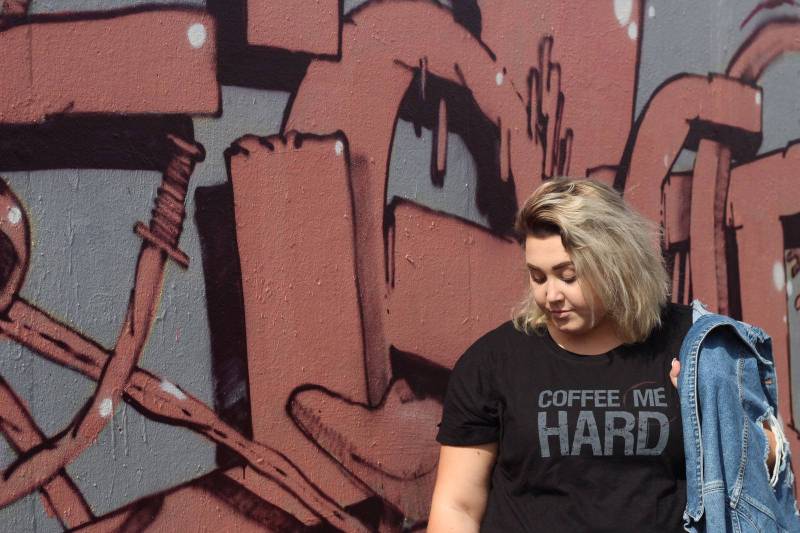 Schwarz Plus Größe Shirt " Kaffee Mich Schwer Schwarz Plus Größe Shirt " Kaffee Mich Schwer von InMyDreamsDesign