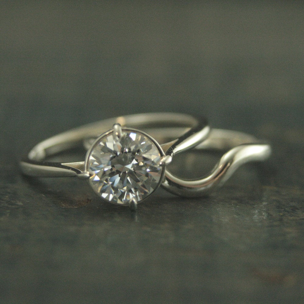 7 Mm Silber Solitär Verlobungsring Nsew Fassung Passendes Band Inklusive Braut Set Handgemachte Konturierte Solitaire Ring von InMyLifebyBlazerArts