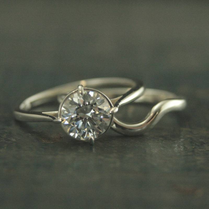 7 Mm Silber Solitär Verlobungsring Nsew Fassung Passendes Band Inklusive Braut Set Handgemachte Konturierte Solitaire Ring von InMyLifebyBlazerArts