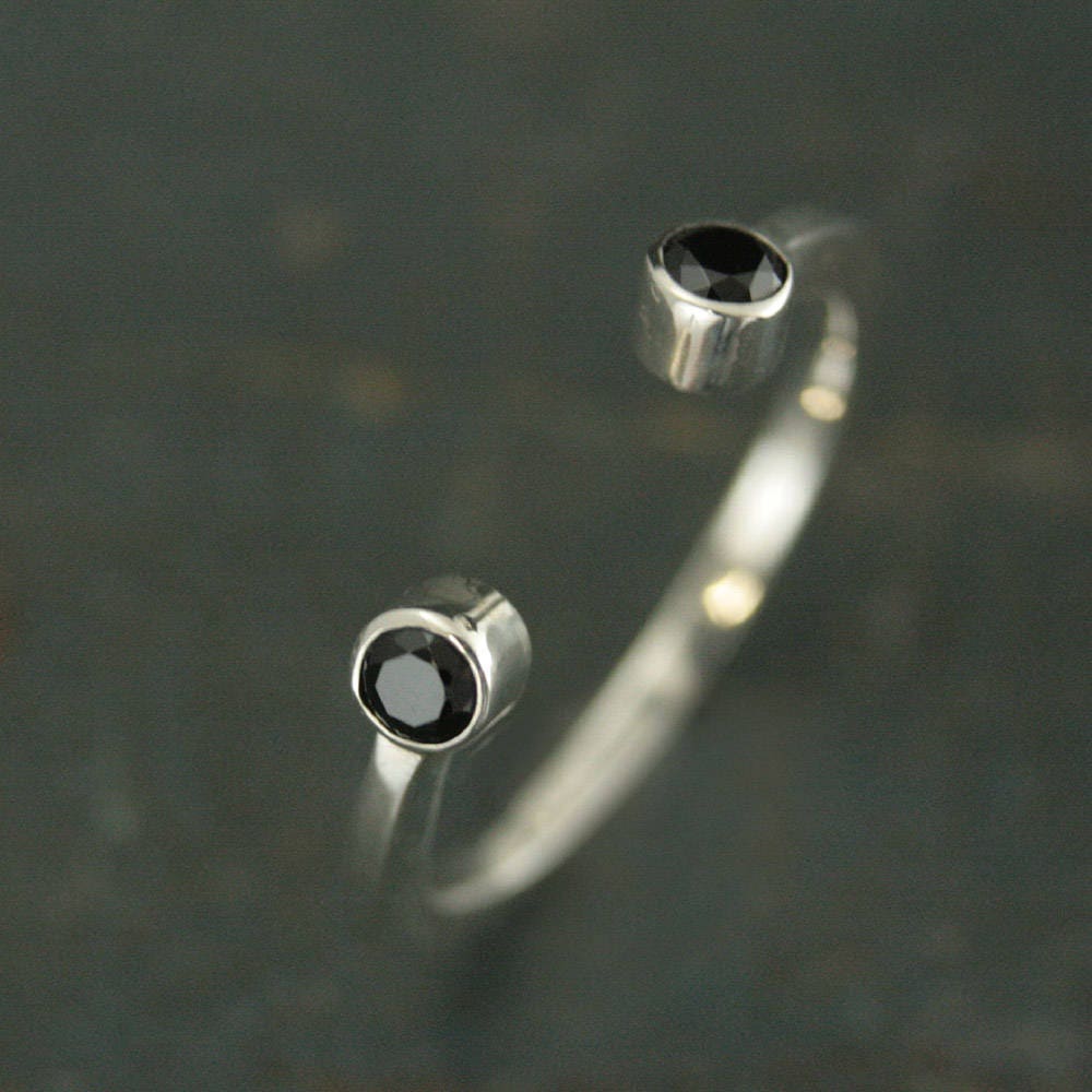 Offener Ring-Hufeisen Ring-Schwarzer Onyx Ring-Doppel-Onyx Ring-Offener Ring-Verstellbarer Silberring-stapelbarer Ring von InMyLifebyBlazerArts