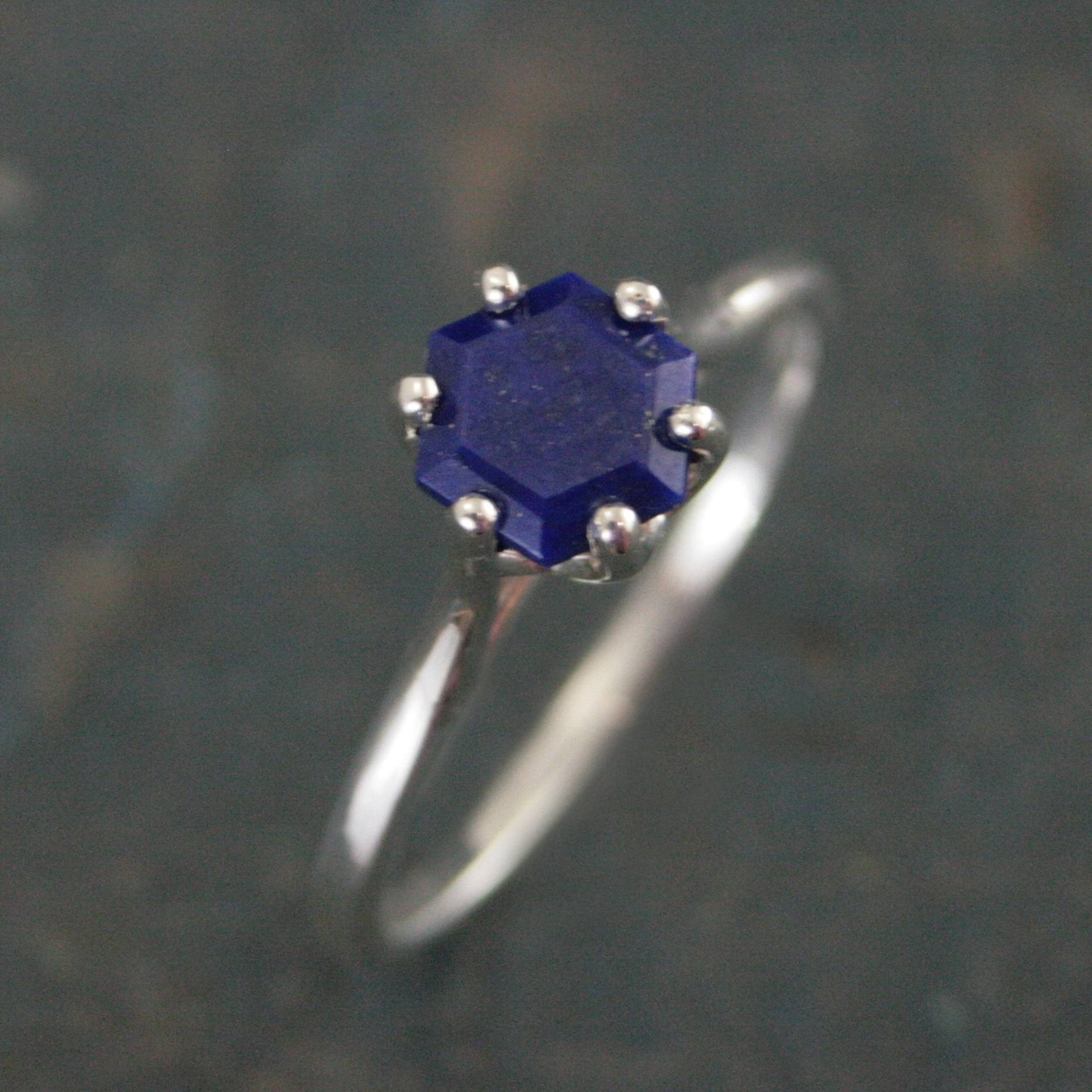 Sechseckiger Lapis Ring Blauer Stein Silber Kathedrale Einstellung Hexagon Cut Einzigartige Etwas Brautring Geschenk Für Die Braut Sechseckiger Lapis Ring Blauer Stein Silber Kathedrale Einstellung Hexagon Cut Einzigartige Etwas Brautring Geschenk Für Die Braut von InMyLifebyBlazerArts