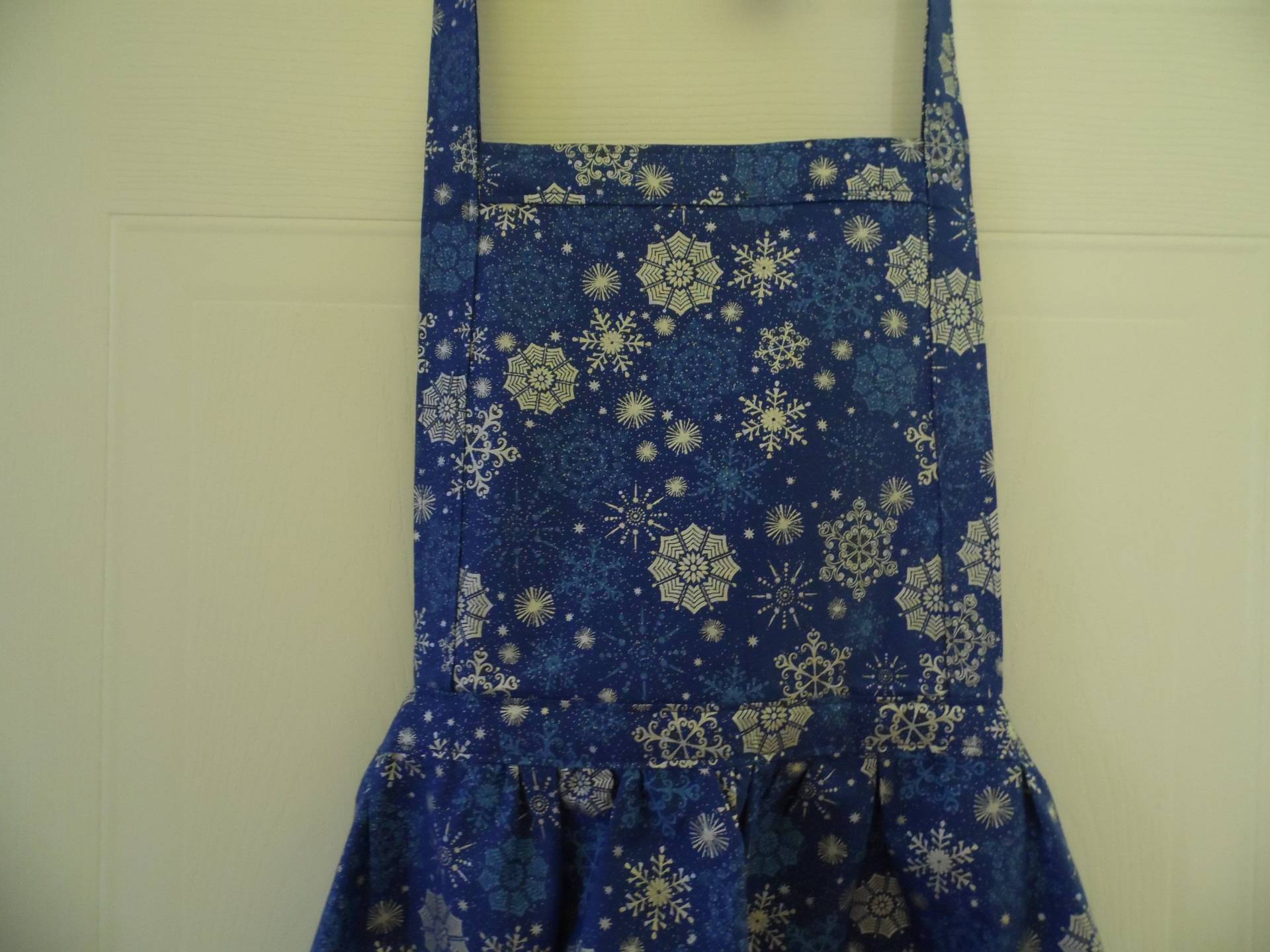 Blaue Weihnachtsschürze Mit Silbernen Schneeflocken von InMyYellowRoom