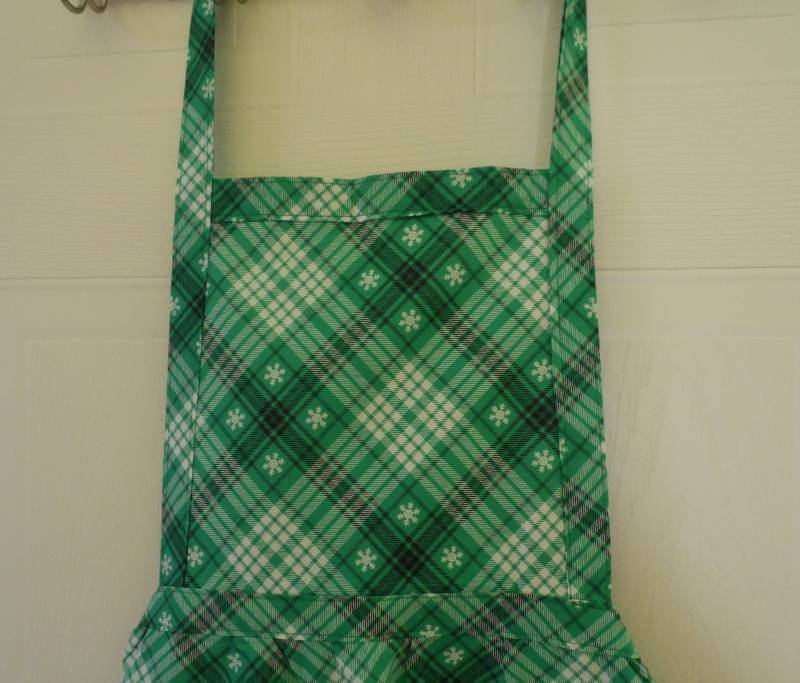 Grüne Schneeflocke Karierte Weihnachtsschürze von InMyYellowRoom