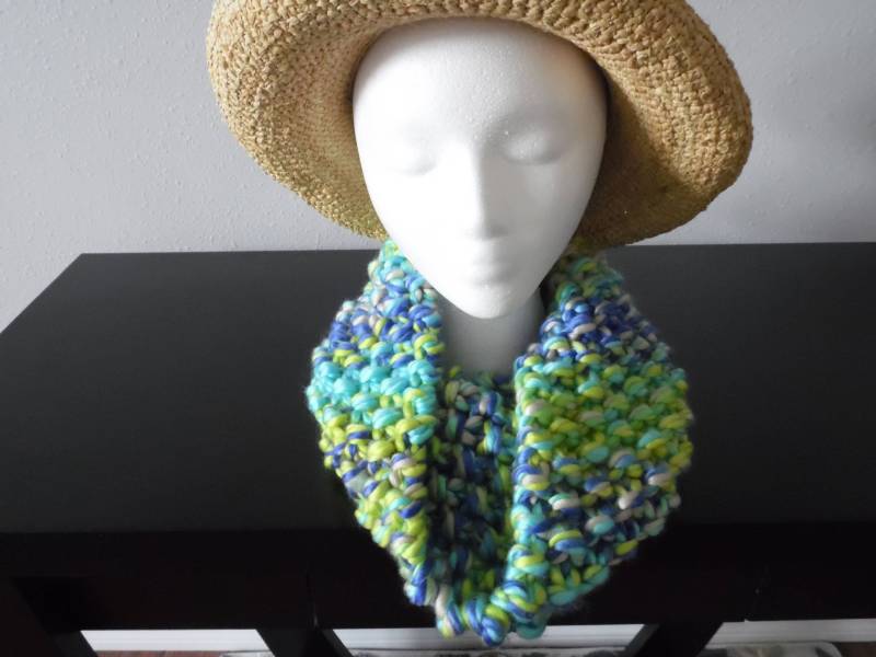 Handgestrickter Schlauchschal in Aqua, Blau, Lila Und Lindgrün von InMyYellowRoom