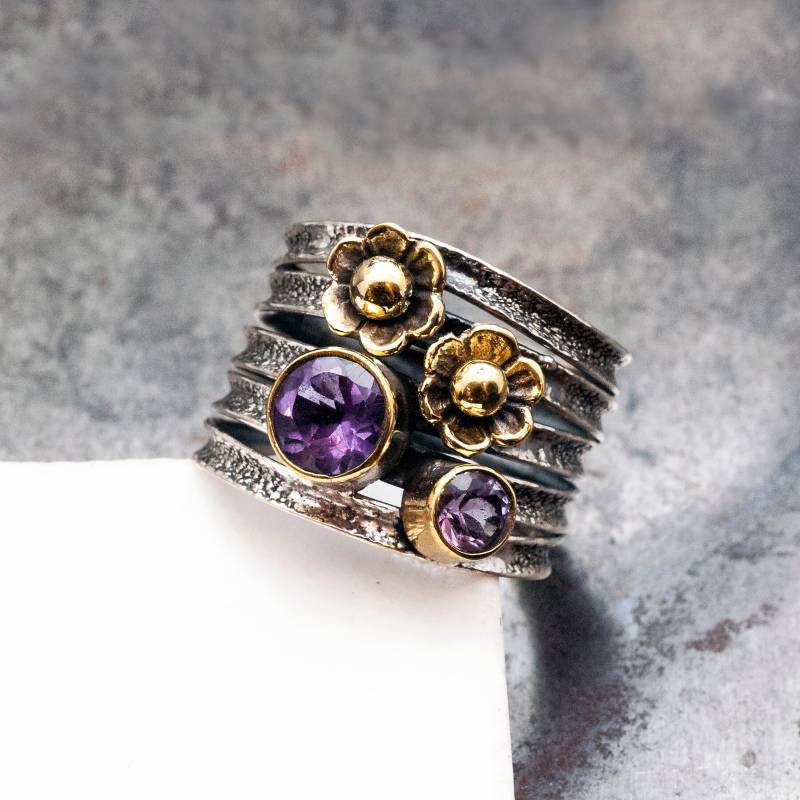sterling Silber Wrap Band Ring Mit Lila Amethyst Edelsteinen Und Goldenen Blumen, Februar Birthstone Ring, Boho Chic Blume von InSantorini