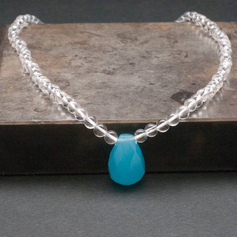 Zarte Bergkristall Halskette Mit Teardrop Blau Achat Edelstein, Für Braut Oder Alltag, Kristallschmuck von InSantorini