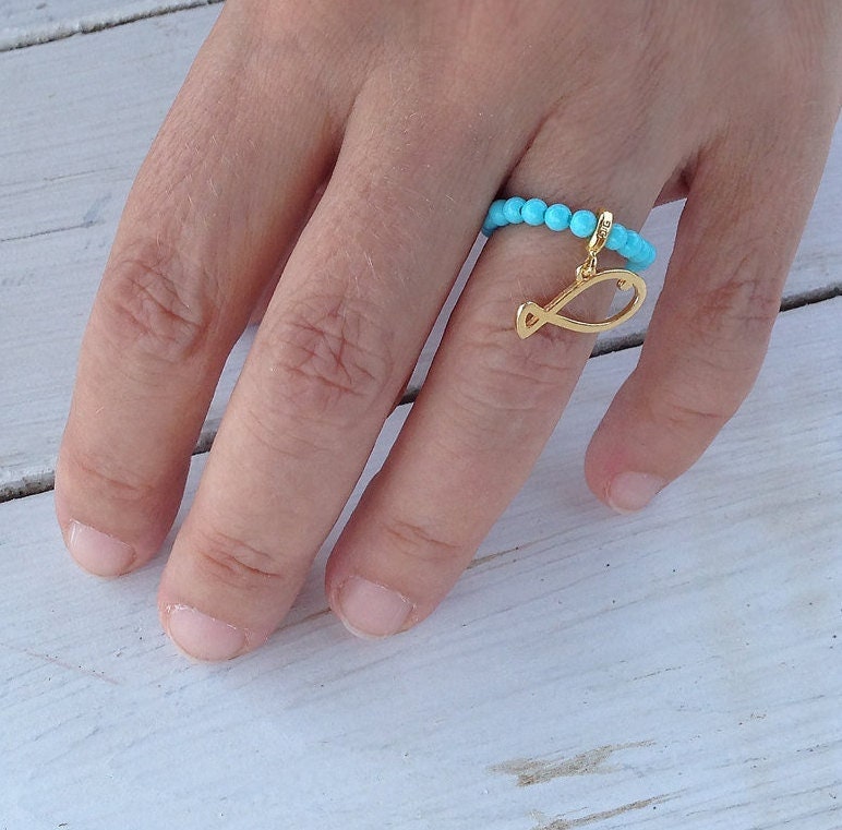 Blau Türkis Perlen Ring Mit Gold Fisch Anhänger Stapelbar, Stretch Ring, Modern One-Size Geschenk Für Sie von InSantorini