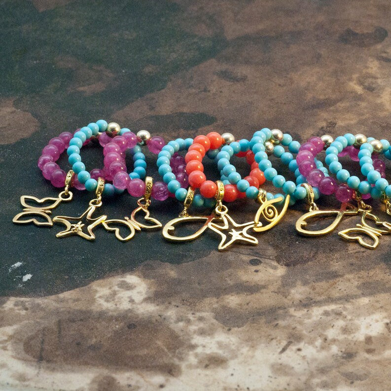 Stapelbarer Perlenring Mit Goldanhänger, Zierlicher Stretchperlenring, Moderner Ring in Einheitsgröße, Geschenk Für Sie von InSantorini