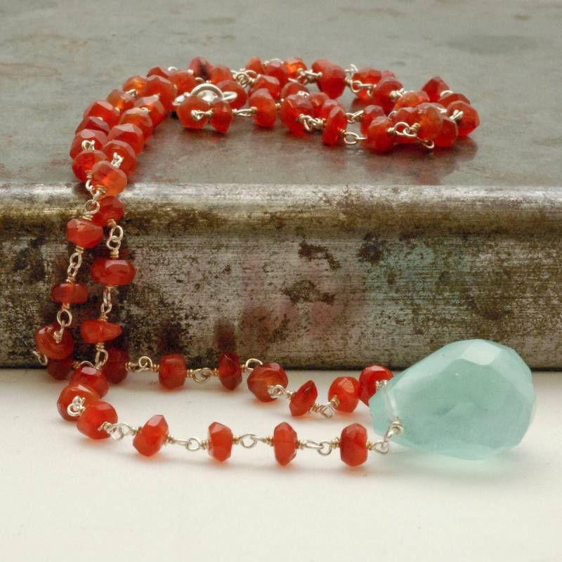 Zarte Halskette Aus Sterling Silber Und Granat Mit Einem Blauen Achat Tropfen Edelstein von InSantorini