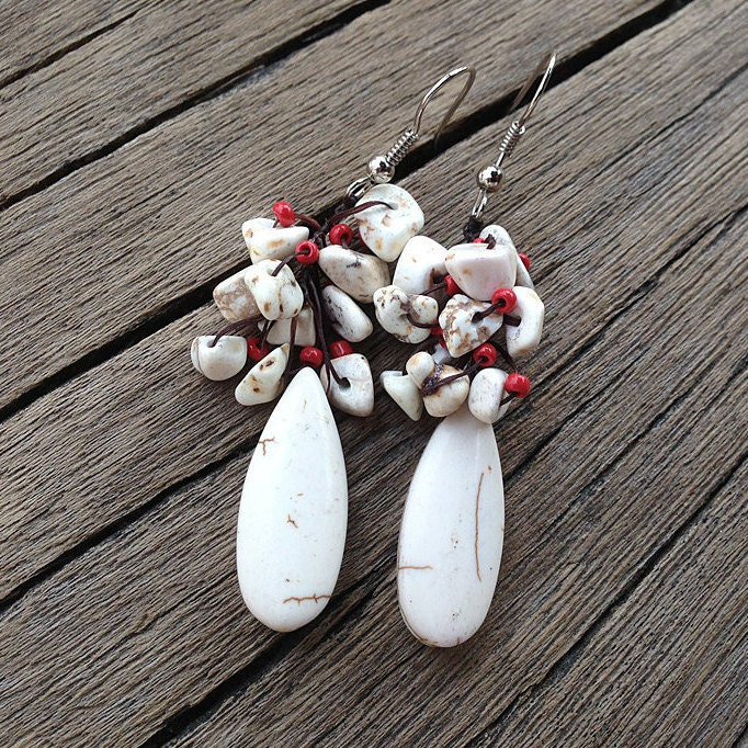 Weiße Howlith Baumeln Ohrringe, Tropfen Weiß Und Rot Edelstein Boho Ohrringe Für Frauen, Cluster Handgemachter Modeschmuck von InSantorini