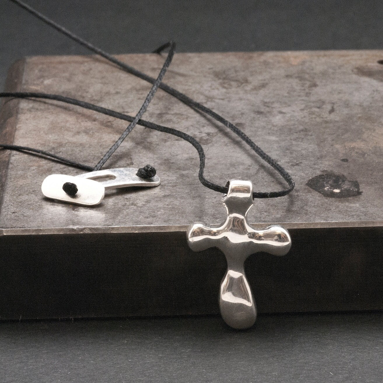 Kreuz Anhänger Halskette Für Männer/Frauen, Minimal Schwarzer Faden Lange Silber Anhänger, Religiöses Christliches Kreuz, Schmuck von InSantorini