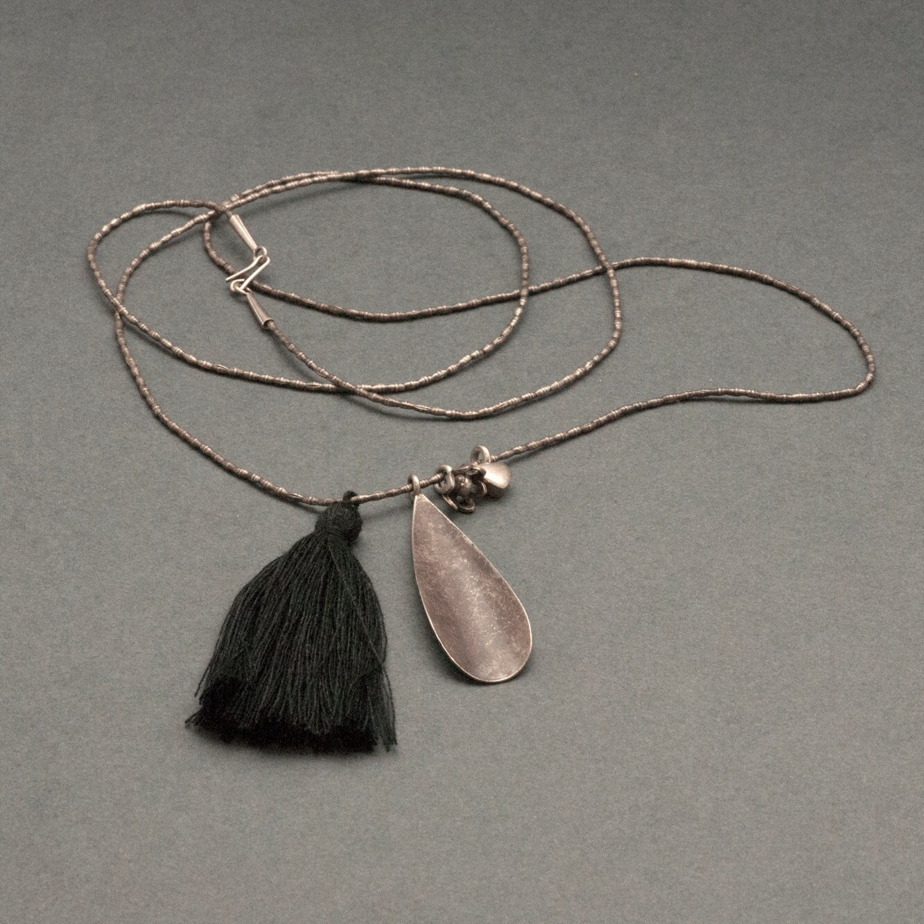 Oxidierte Sterlingsilber-Tropfen-Halskette Boho-Anhänger Mit Schwarzer Quaste von InSantorini