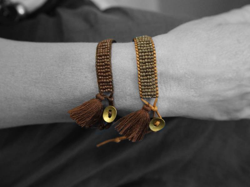 Perlen Gewebt Armband Mit Quaste, Männer Und Frauen Manschette Armband, Braun Wickelarmband von InSantorini