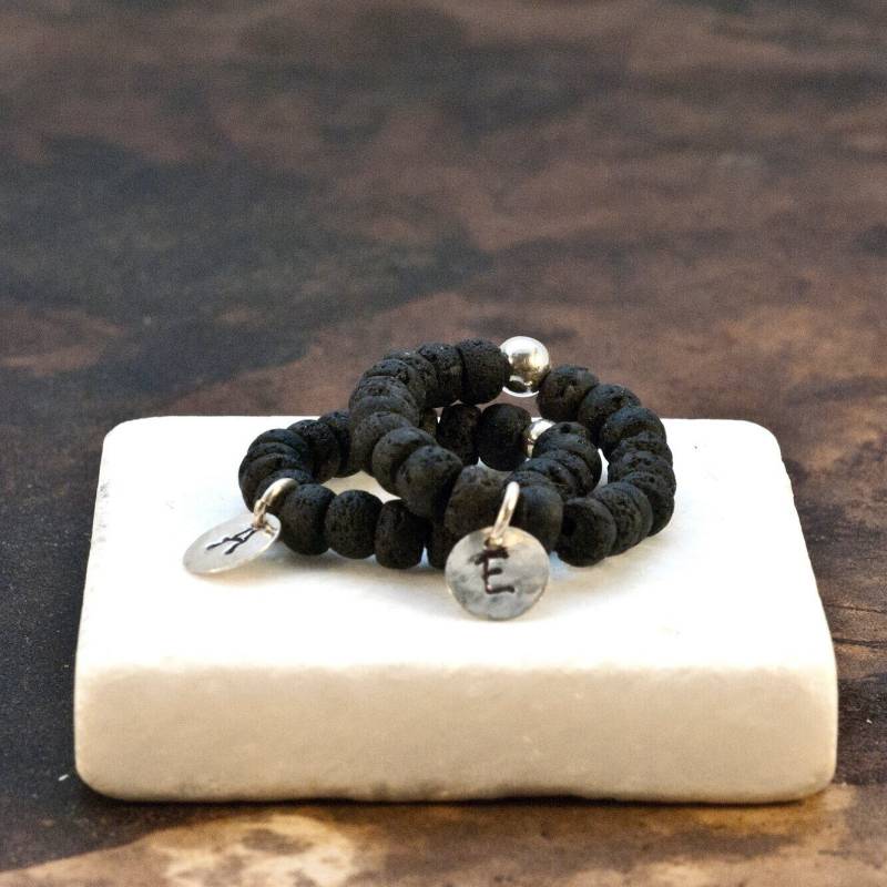 Initial Ring, Stapel Schwarze Lava Stretch Perlen Benutzerdefinierte Monogramm Verstellbarer Personalisiertes Geschenk von InSantorini