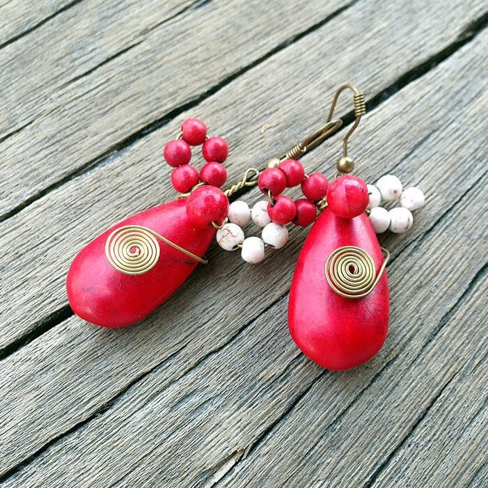 Rot Und Weiß Howlite Ohrringe, Edelstein Klobige Boho Handgemachter Modeschmuck, Ohrringe Geschenk Für Sie von InSantorini