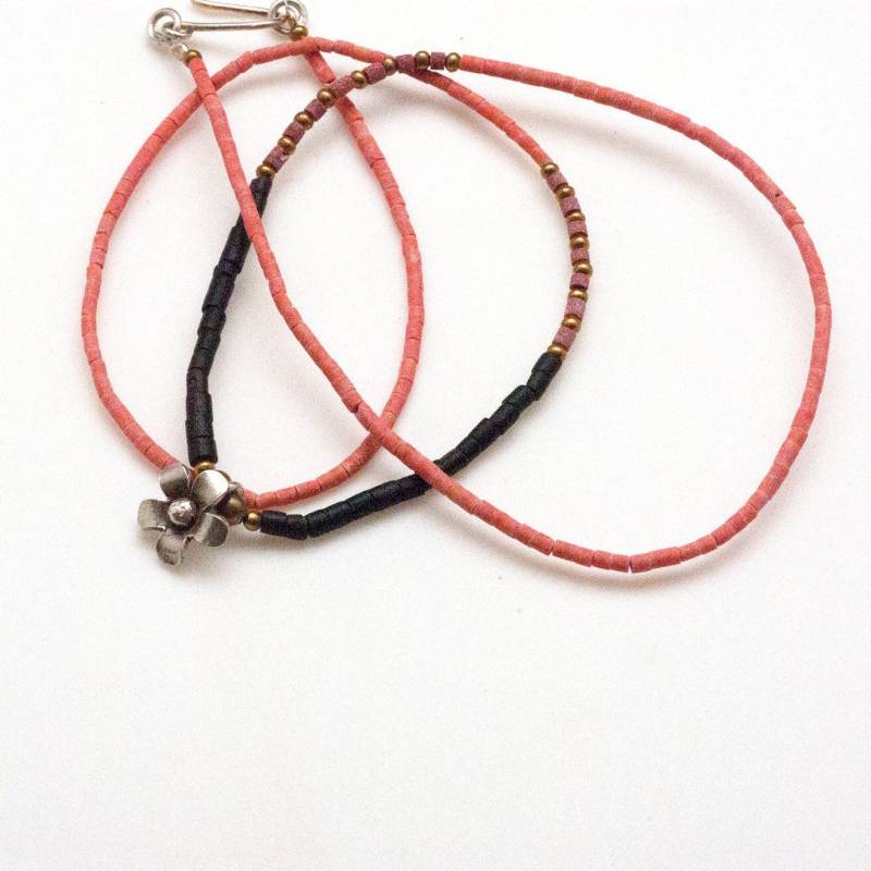 Rote Koralle Und Schwarzer Onyx Dünne Halskette Mit Sterling Silber Blumen Charm, Zarte Unisex Edelstein von InSantorini