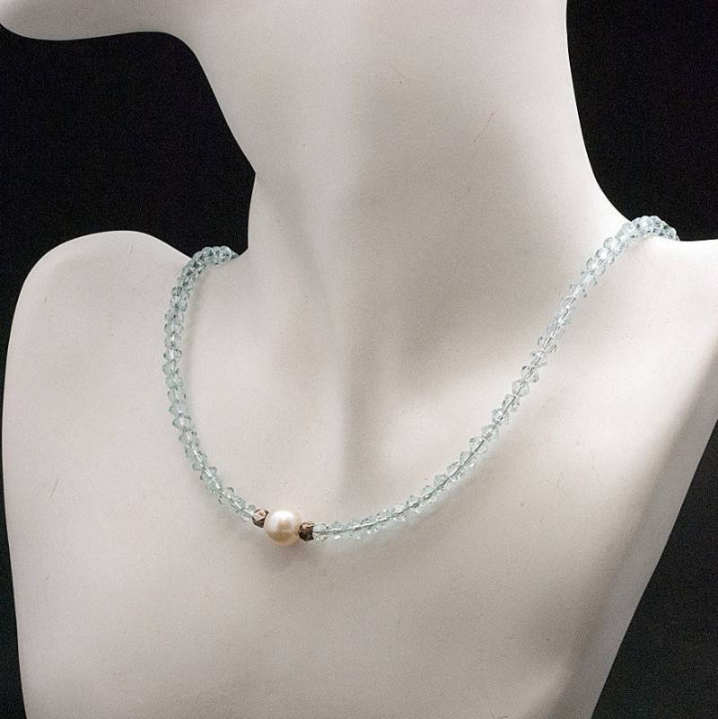 Weiße Süßwasserperle Und Blaue Facettierte Kristall Zarte Glitzernde Halskette, Kristallschmuck, Halskette Geschenk Für Sie von InSantorini