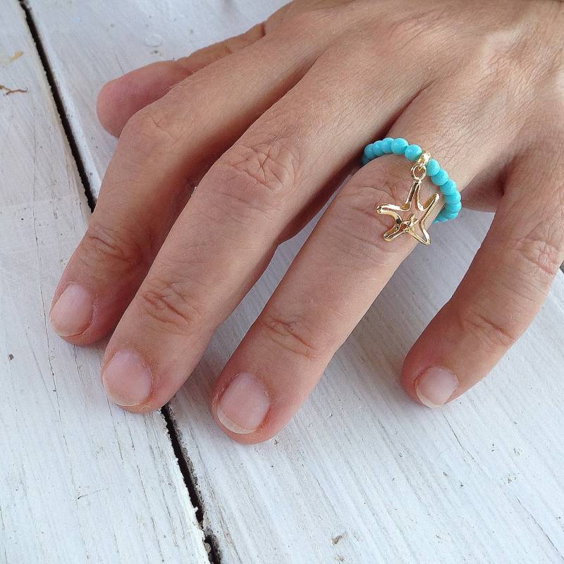 Blau Türkis Perlen Ring Mit Gold Seestern Anhänger, Stretch Ring, Moderne Einheitsgröße Geschenk Für Sie von InSantorini
