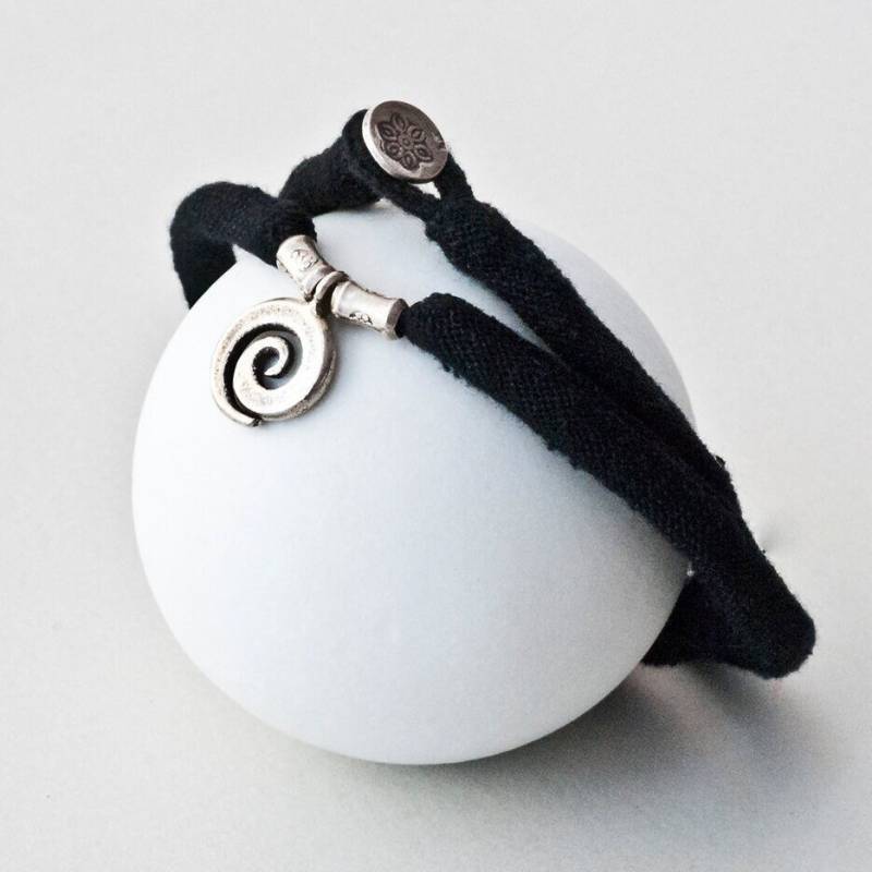 Sterling Silber Spiral Anhänger Mit Schwarz Baumwoll Stoff Halskette, Swirl Charm Minimalist Halskette Für Jeden Tag, Unisex Schmuck von InSantorini