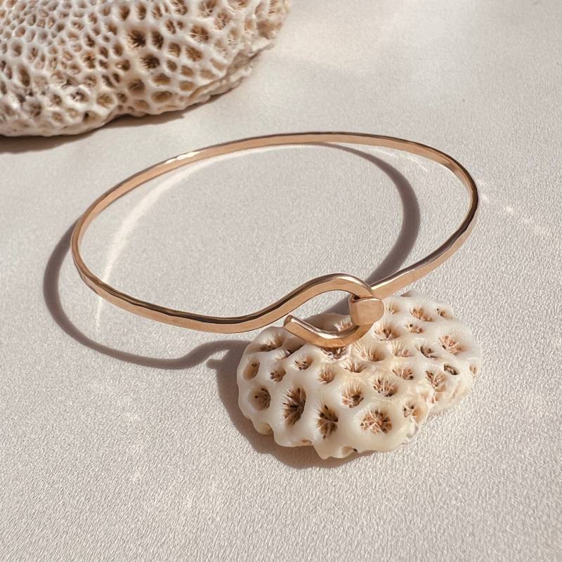 Handgemachter 14K Gold Fill Armreif Gehämmerter Armreif von InSituJewelry