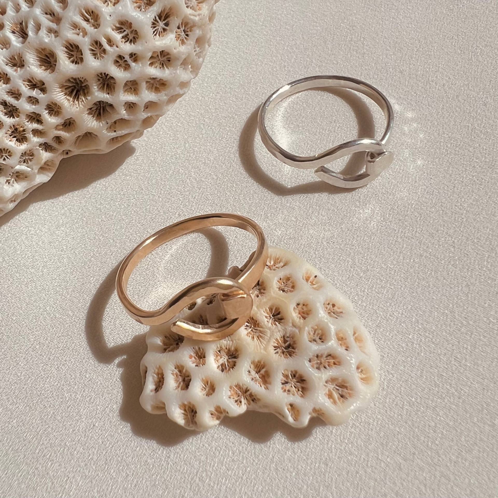 Handgemachter Goldener Hakenring 14K Gold Filled Oder Sterling Silber von InSituJewelry