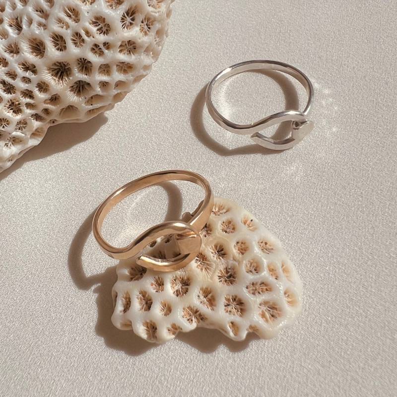 Handgemachter Goldener Hakenring 14K Gold Filled Oder Sterling Silber von InSituJewelry