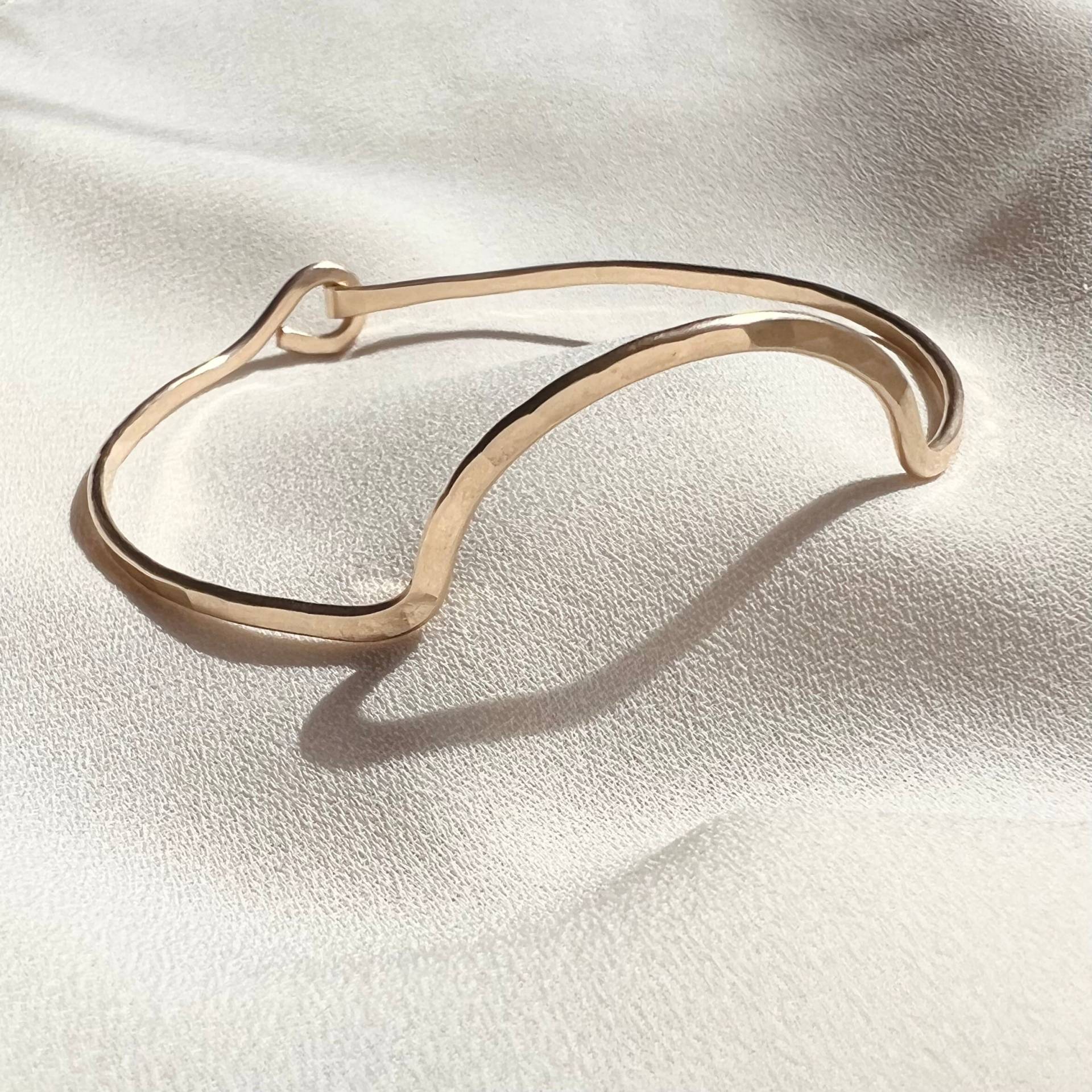 Handgemachter Halbmond Armreif 14K Gold Fill Oder Sterling Silber Armreif von InSituJewelry