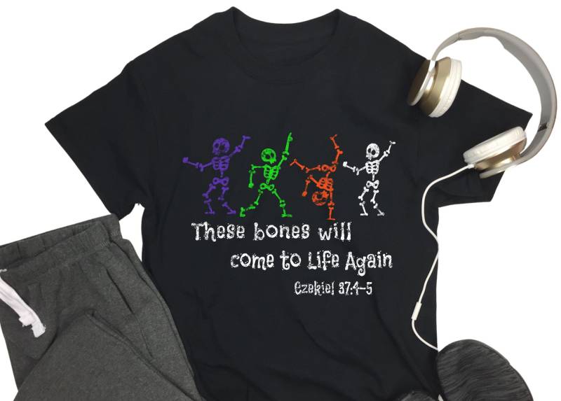 Christian Streetwear, Dry Bones Hesekiel 37-4 5 Bibelvers, Diese Knochen Werden Wieder Zum Leben Erweckt Halloween T-Shirt Christian Streetwear, Dry Bones Hesekiel 37-4 5 Bibelvers, Diese Knochen Werden Wieder Zum Leben Erweckt Halloween T-Shirt von InSpiritProducts