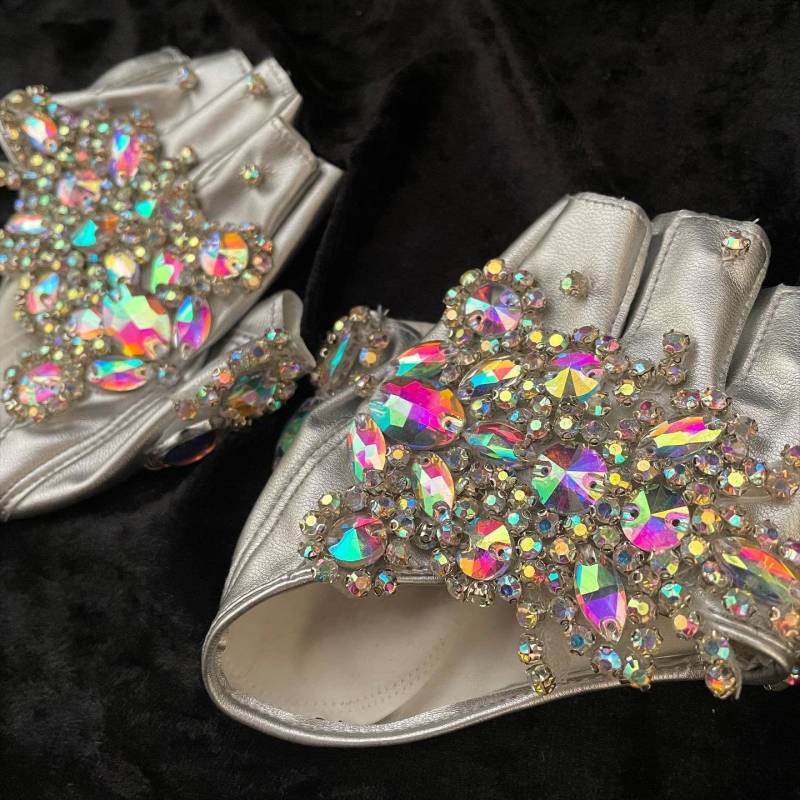 Lange Handschuhe Mit Strasssteinen Und Kristallen Verziert von InTheDustApparel
