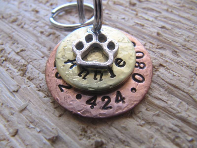 Hund Tag/Personalisierte Tags Katze Namensschild Haustier Id Benutzerdefinierte Hand Gestempelt Dackel von InTheQuiet