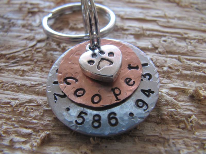 Hund Tag/Personalisierte Tags Katze Namensschild Haustier Id Benutzerdefinierte Hand Gestempelt Dackel von InTheQuiet