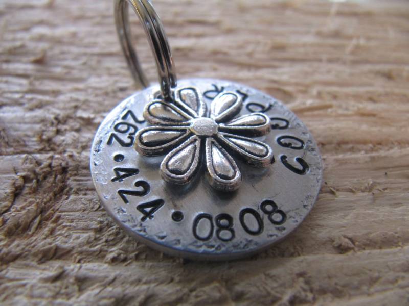Hund Tag/Personalisierte Tags Katze Namensschild Haustier Id Benutzerdefinierte Hand Gestempelt Daisy Charme Hund Tag/Personalisierte Tags Katze Namensschild Haustier Id Benutzerdefinierte Hand Gestempelt Daisy Charme von InTheQuiet
