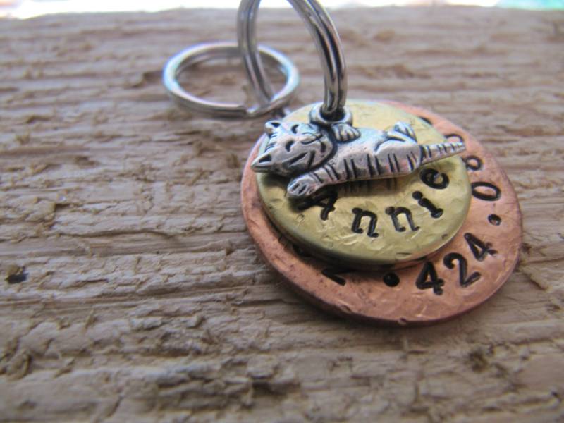 Katze Tag/Personalisierte Namensschild Haustier Id Benutzerdefinierte Hand Gestempelt Hanstamped Katze Tag/Personalisierte Namensschild Haustier Id Benutzerdefinierte Hand Gestempelt Hanstamped von InTheQuiet