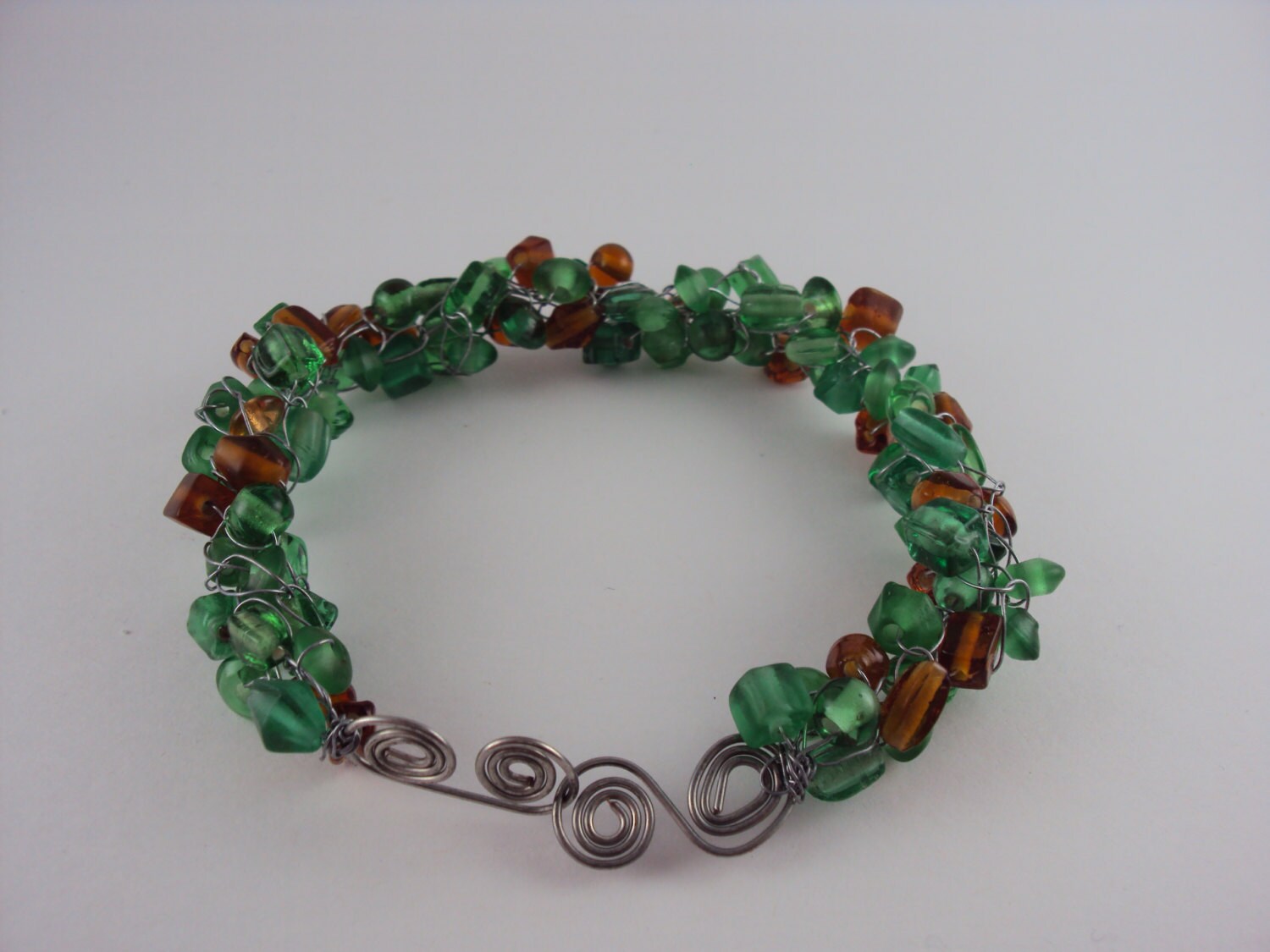 Grün Und Amber Glass Verdreht Metall Armband von InTheWindDesign