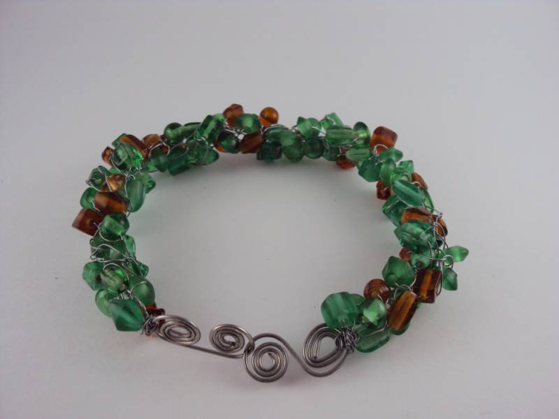 Grün Und Amber Glass Verdreht Metall Armband von InTheWindDesign