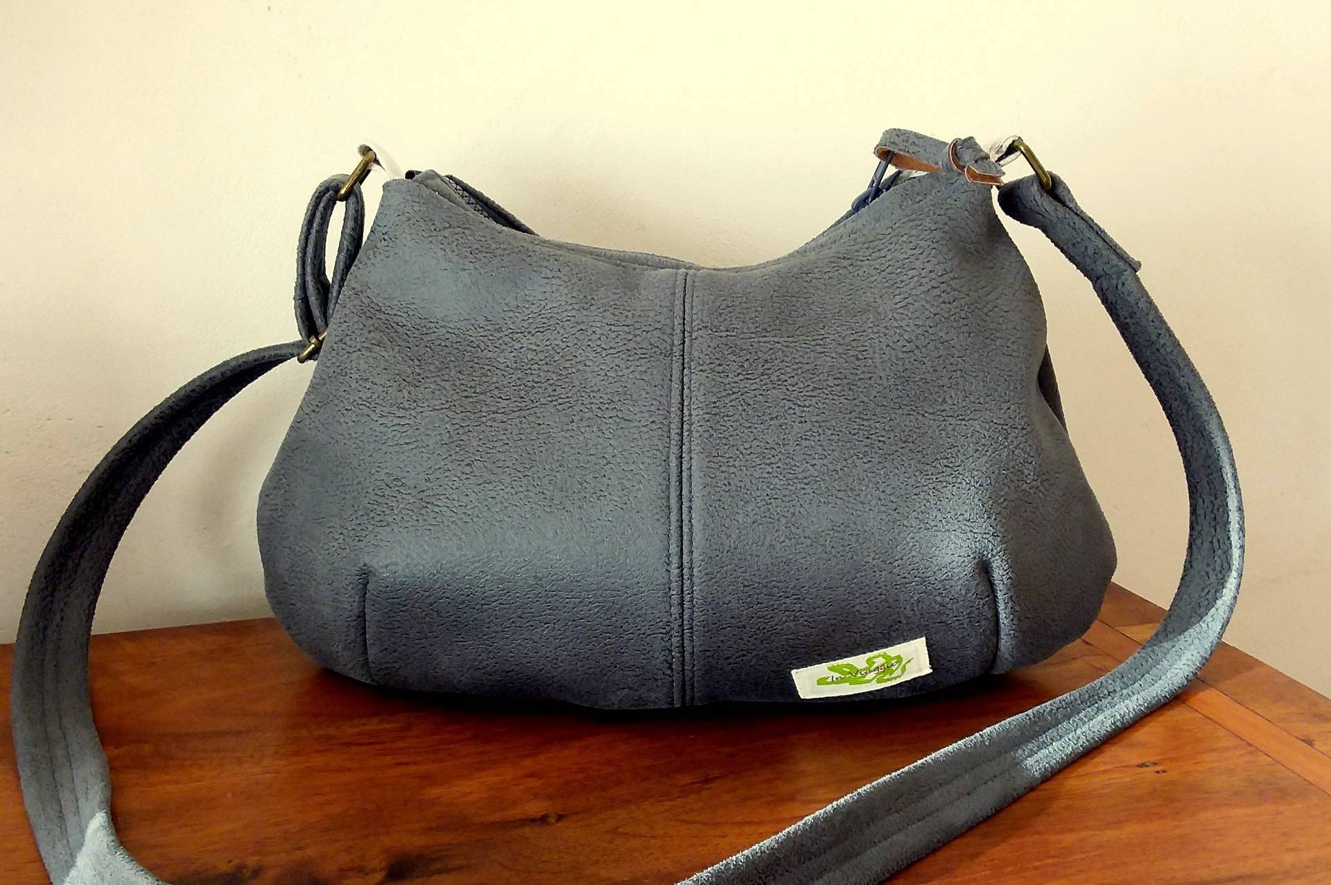 Blaugraue Umhängetasche Mit Wildleder-Touch Und Innenfutter Aus Leinen von InViaggioSacs