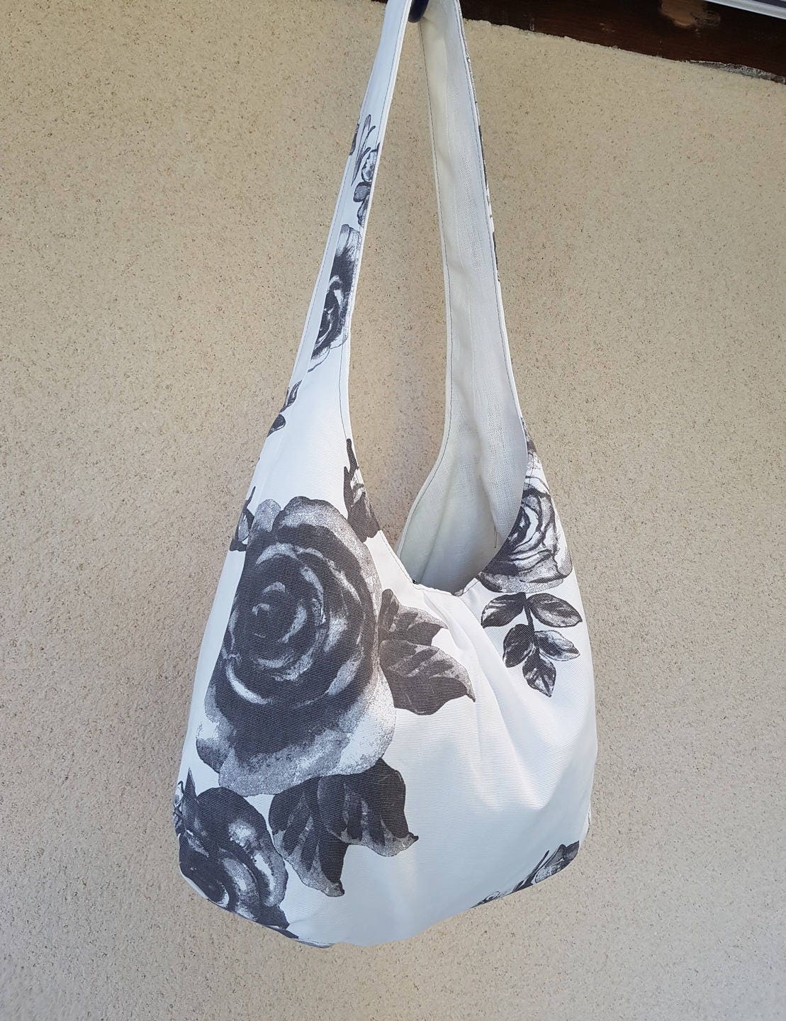 Wendbare Balltasche Aus Weißem Leinen Und Baumwolle Mit Großen Grauen Blumen Wendbare Balltasche Aus Weißem Leinen Und Baumwolle Mit Großen Grauen Blumen von InViaggioSacs