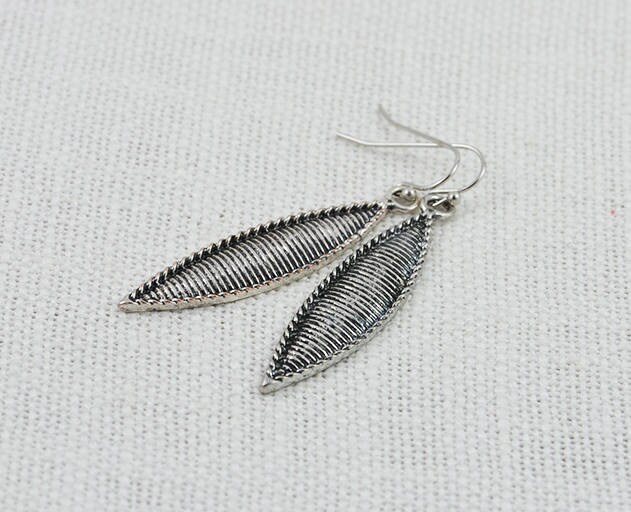 Antiken Stil Silber Blatt Ohrringe, Silberschmuck Einfache Baumeln Alltag Tragen Leichte Gestempelt Lange Ohrringe von InVogueDesignStudio