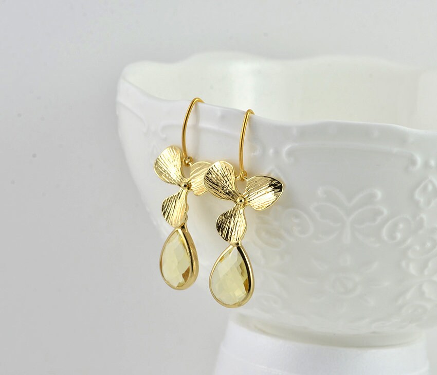 Gold Olivgrün Tropfen Ohrringe, Grünes Blatt Teardrop Blumen Brautjungfern Einfache Baumeln Hellgrüne Ohrringe Schmuck von InVogueDesignStudio
