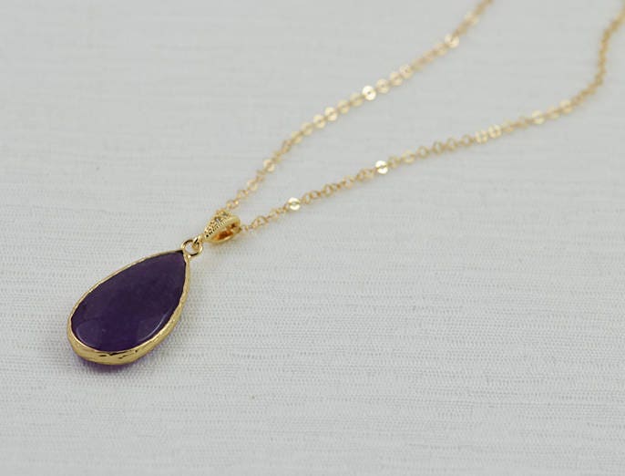Gold Tropfen Amethyst Halskette, Lila Edelstein Stein Schmuck Geode Teardrop Brautjungfern Halskette von InVogueDesignStudio